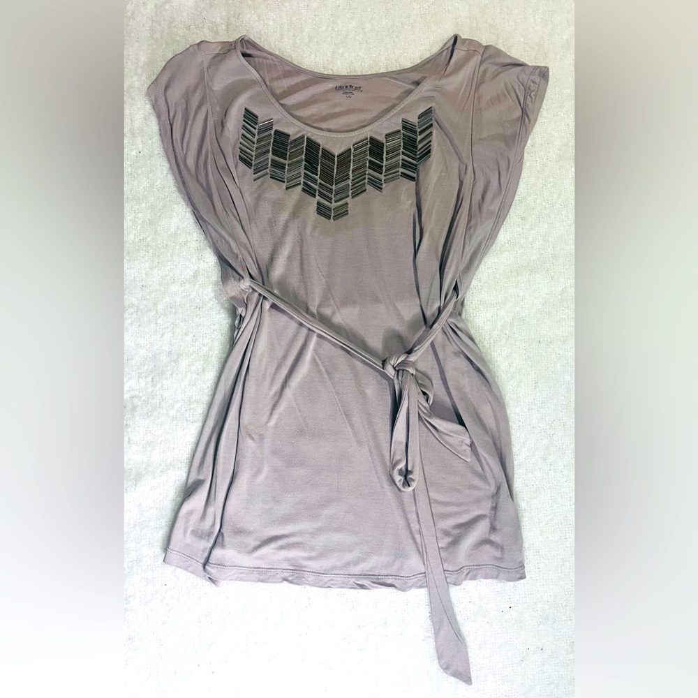 A PEA IN THE POD Size L maternity shirt with medal detail and tie waist